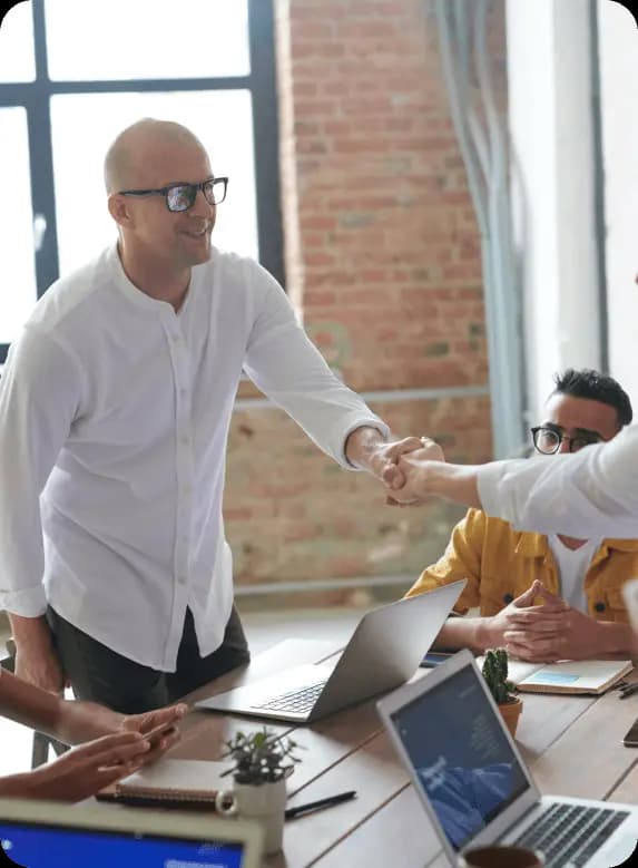 Equipo trabajando en desarrollo de proyectos