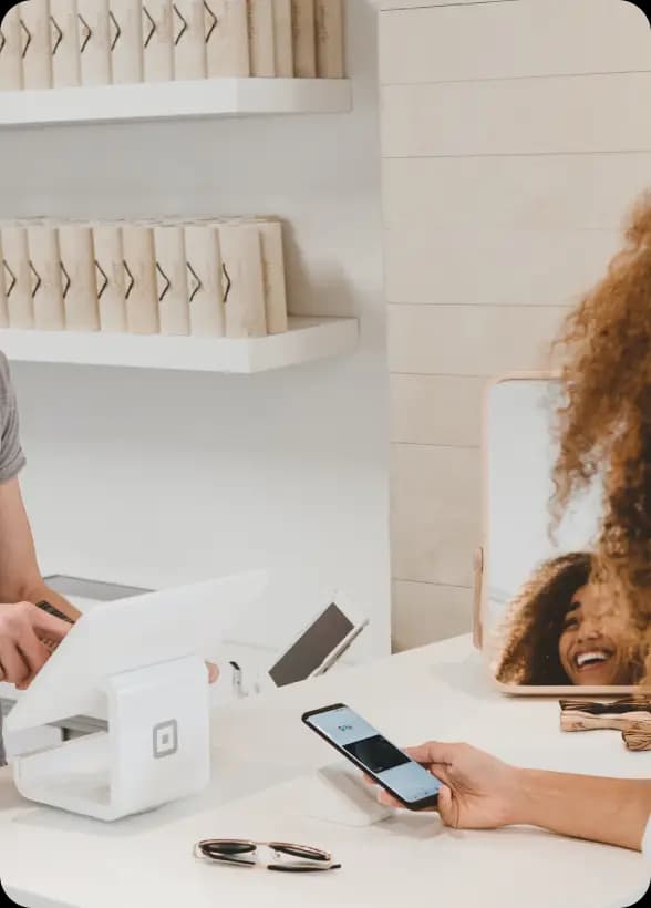 Equipo trabajando en transformación digital